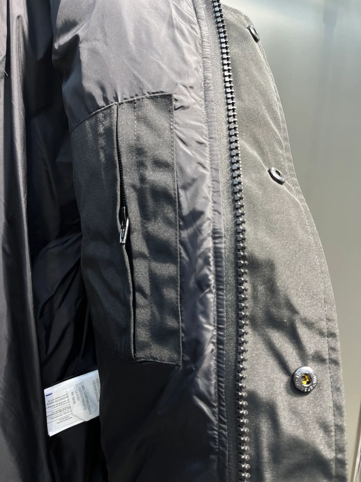 P700 Goose 🌟17 models (black) chest patch, same style for men and women, cold-resistant down jacket! The fur collar is detachable. The natural Siberian coyote fur collar has a delicate yet strong feel, which comes from the sense of life that comes from the erosion of wind and frost in nature. The market usually uses raccoon fur or fake fur instead, which is not even the slightest bit better! The collar part has cold-proof flannel, which is close to the head and neck, comfortable and warm! The fabric is made of high-density nano-level waterproof fabric, which is windproof and wear-resistant and has a certain thickness! The zipper is the official YKK brand! The waist has an elastic waistline design that can be adjusted according to yourself! There is also an anti-wind Velcro inside! Seamless threaded cuffs to avoid stiffening! In order to prevent cold wind from pouring in, a double closure design is adopted. On the premise of the traditional zipper fly, six Velcro fasteners are used for secondary closure, which brings better warmth retention effect. It retains the classic hooded design and uses super large luxurious wolf fur to protect against wind and cold. No matter how low the temperature is this winter, one piece is enough. I’ll give you the wind and temperature. Size: s-xxl
